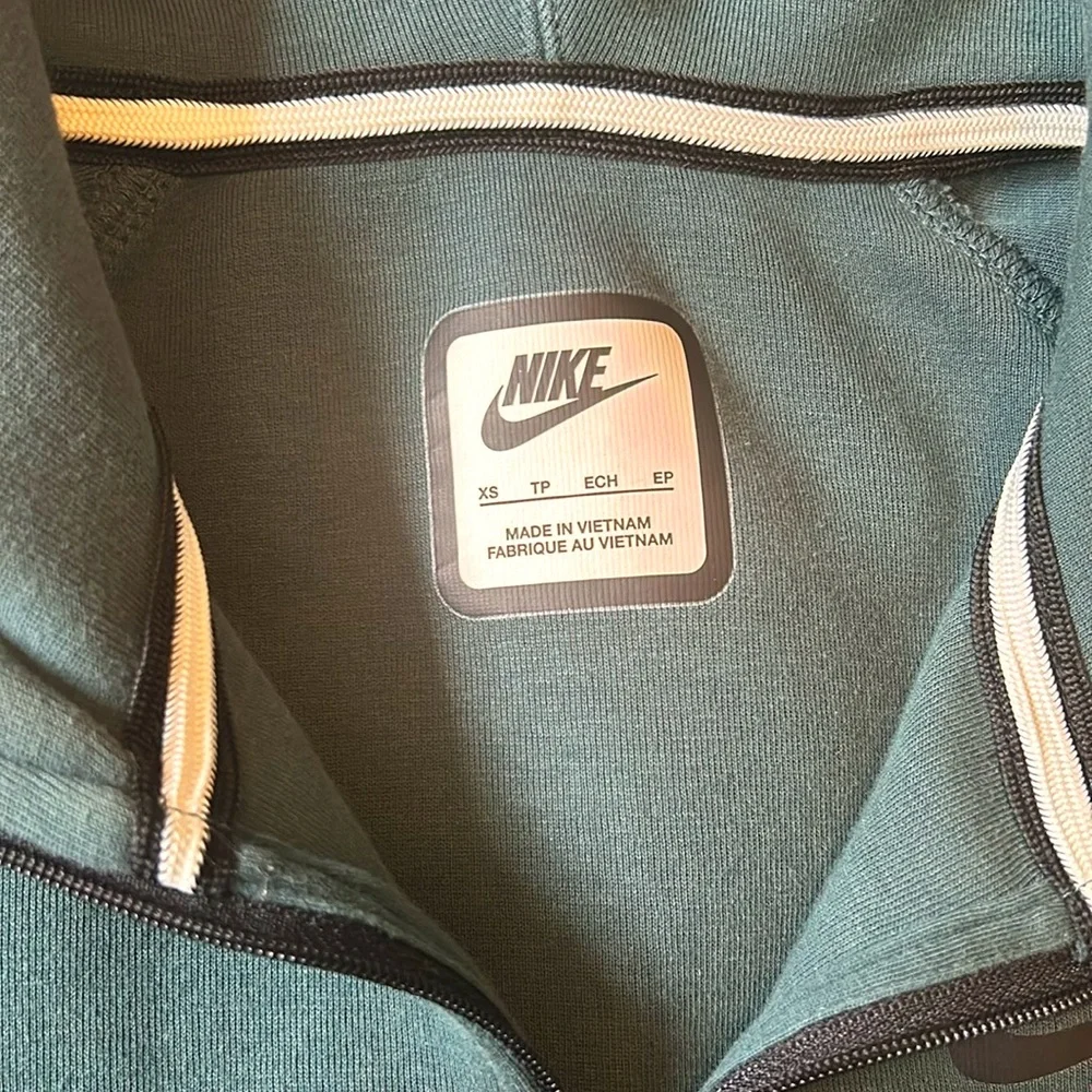 Green Nike tech 🫶 - Picture 7 of 9